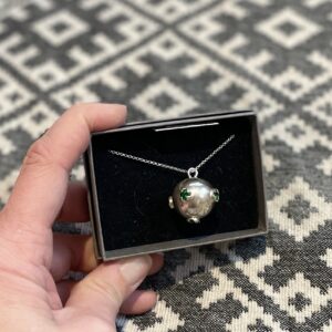 Roheliste silmadega nöps koos keega