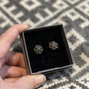 Kõrvarõngad Rosetiga oksüdeeritud tumedaks