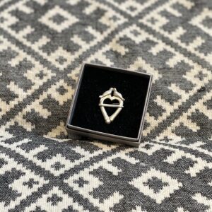 Südamekujuline vitssõlg-pross lindudega