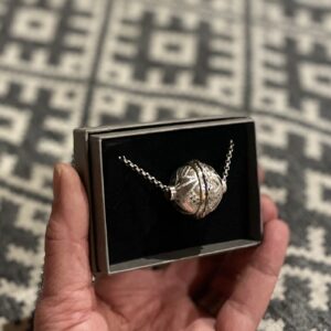 Graveeritud krõll punseldatud vitsa ja keega