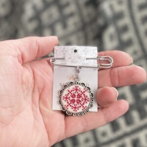 Haaknõel ripatsiga puna-valge MULGI TIKAND