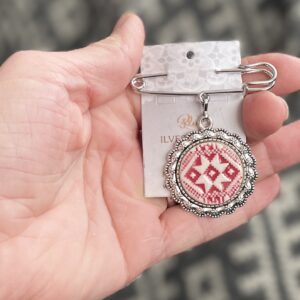 Haaknõel ripatsiga puna-valge VÕRU Kaheksakand