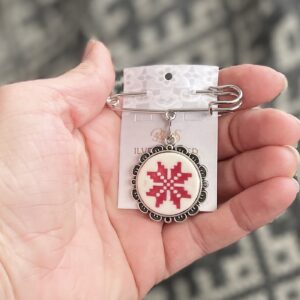 Haaknõel ripatsiga puna-valge MUHU Kaheksakand