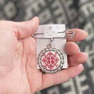 Haaknõel ripatsiga puna-valge MULGI TIKAND