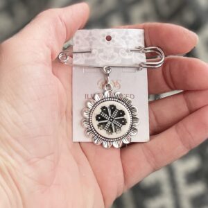 Haaknõel ripatsiga must-valge KIHNU ROOS