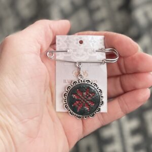 Haaknõel ripatsiga must-punane MUHU Kaheksakand