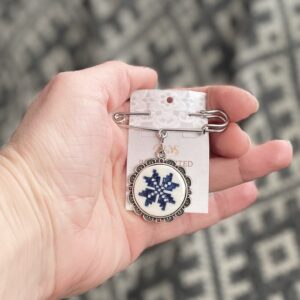 Haaknõel ripatsiga sini-valge MUHU Kaheksakand