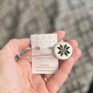 Haaknõel must-valge MUHU kaheksakand