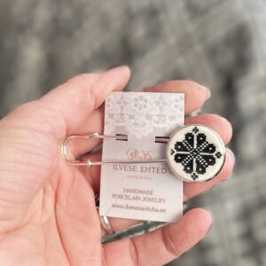 Haaknõel must-valge KIHNU ROOS